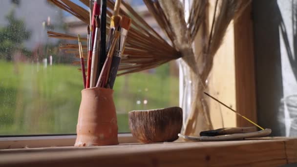 Aromaterapia con incienso en casa o taller de arte — Vídeos de Stock