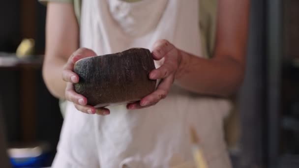 Kobieta ceramist z gotowej miski wygląda jak kokos — Wideo stockowe