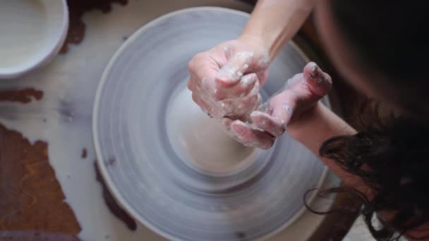 Produção de cerâmica artesanal, mulher está trabalhando com roda de cerâmica — Vídeo de Stock