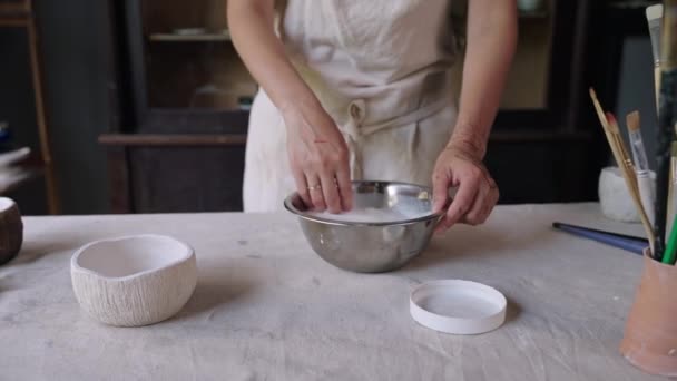 Schilderen handgemaakte keramische pot in artistieke werkplaats — Stockvideo