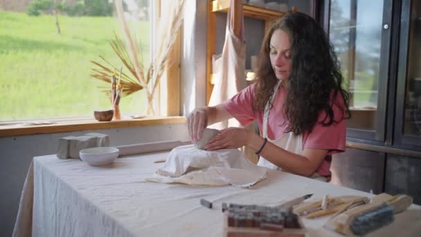 Taller de escultora mujer, señora está modelando taza de arcilla o jarrón en el estudio — Vídeos de Stock