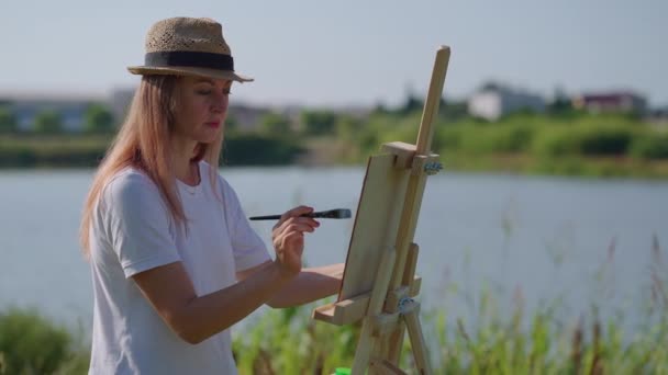 Pintura pintora feminina antes da natureza — Vídeo de Stock