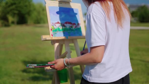 Umělec miluje malování v tichých malebných místech — Stock video