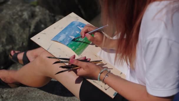 Artista mulher está desenhando paisagem marinha com veleiros, usando corantes aquarell — Vídeo de Stock