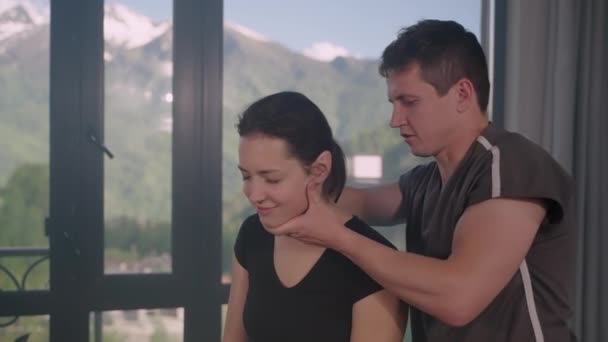 マニュアルセラピストは痛みを解放するために首を調整 — ストック動画