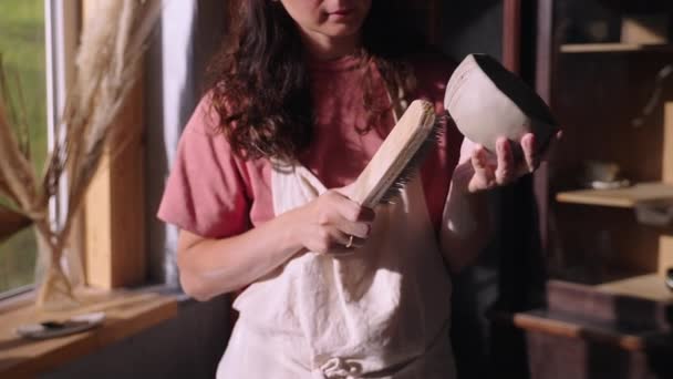 Femeie ceramist texturare castron manual cu perie dur — Videoclip de stoc