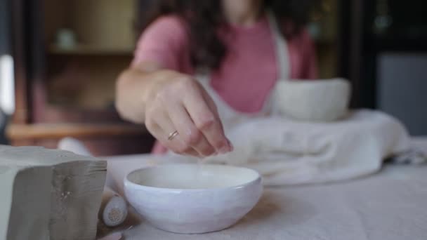 Handgjorda tillverkning av keramik, kvinna gör kopp från lera — Stockvideo