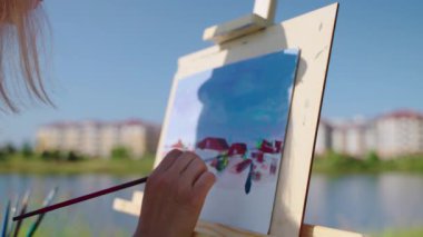 Dışarıdaki hayattan bir kadın ressam.