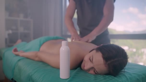 Relax per il corpo e la mente nel salone spa, donna sta godendo massaggio — Video Stock