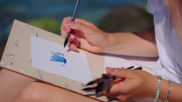 Mujer está dibujando en la costa, la pintura del paisaje marino de la naturaleza — Vídeo de stock