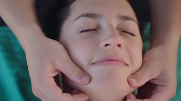 Наслаждайтесь массажем лица в дневном спа — стоковое видео