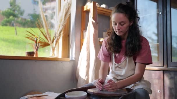 Kobieta garncarz zaczyna tworzyć swoje naczynia ceramiczne — Wideo stockowe