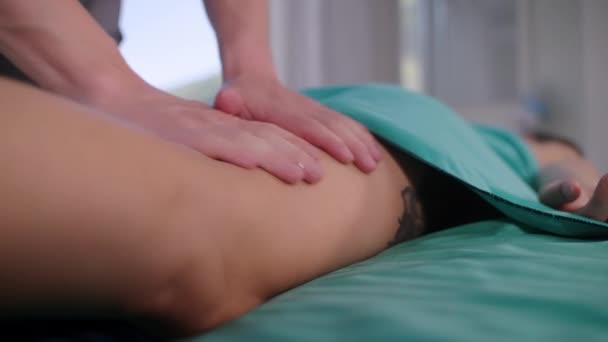 Kvinna får anti-celluliter massage i spa — Stockvideo