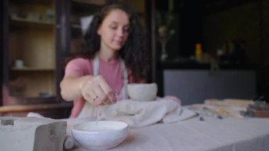 El yapımı seramik kase yapan usta kadın.