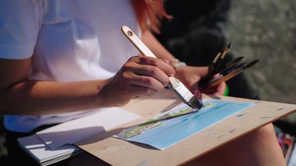 Professionell konstnär kvinna målar bild med havsutsikt, hobby och konst — Stockvideo