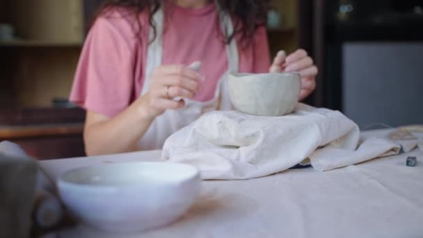 Kobieta ceramist tworzenie ręcznie ceramiki — Wideo stockowe