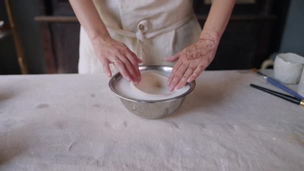 Processo de fazer panela de cerâmica artesanal, a mulher está lavando tigela de barro — Vídeo de Stock