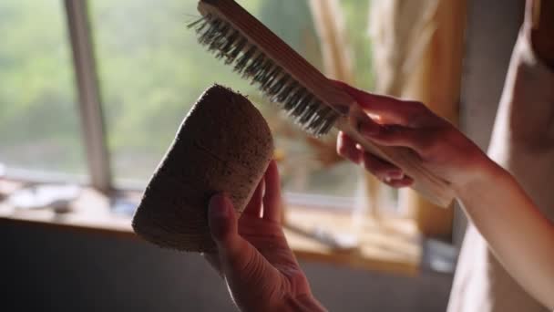 Žena hrnčíř texturování řemeslné keramiky — Stock video