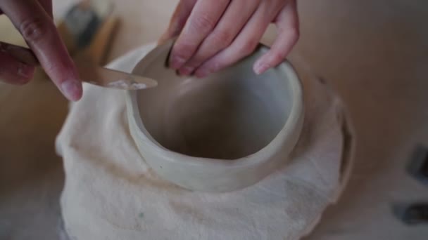 Toques finales en el modelado de un cuenco de cerámica — Vídeos de Stock