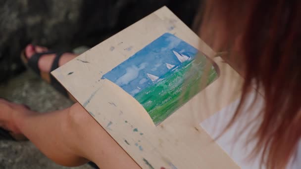 マスタークラスのアクエラレ絵画女性は海の風景を描いています — ストック動画