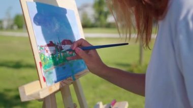 Plein hava dersi bitmeden önce son fırça darbeleri.