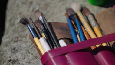 Sanatçının profesyonel resim fırçaları, yakın çekim, hobi için çizim araçları