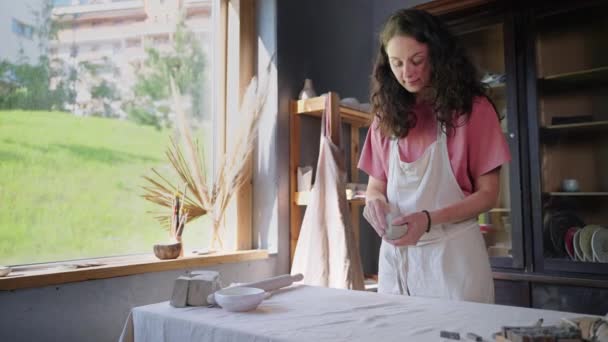 Kadın çömlekçi el yapımı seramik yapıyor. — Stok video