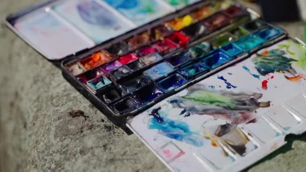 アーティストの水の色とブレンドされた色合い — ストック動画