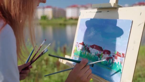 Slechts enkele penseelstreken om het schilderij af te maken — Stockvideo