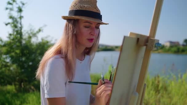 Kobieta artysta malarstwo krajobraz wsi — Wideo stockowe