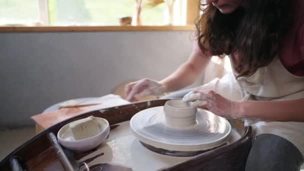 Chica alfarero trabajando en plato de arcilla — Vídeos de Stock
