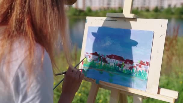 Pintura en el aire plein es pasatiempo creativo y relajarse en fin de semana, artista mujer está imaginando la ciudad — Vídeo de stock