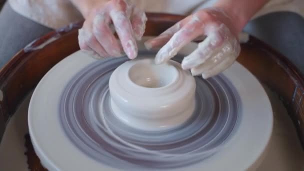 Mani di vasai femminili modellando argilla — Video Stock