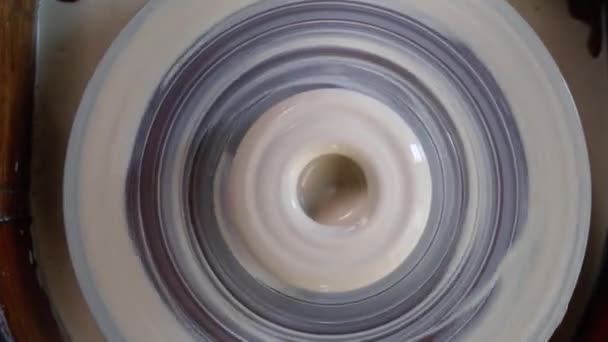 Roterande keramik hjul i verkstad, ovanifrån — Stockvideo