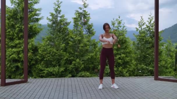 Stade de réchauffement dans l'exercice quotidien du matin, la femme s'entraîne dans le jardin — Video