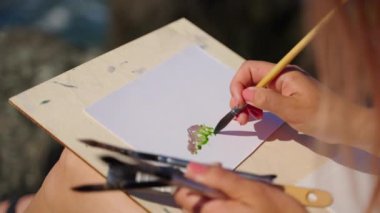 çizim ve çizim fırça ve boyayla, ressamın el ve çarşaflarının yakın çekimi