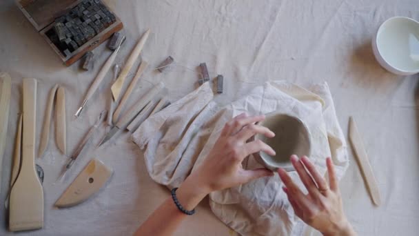 에서부터 작업하는 미술가의 식탁에서 여자가 점토로 만들고 — 비디오