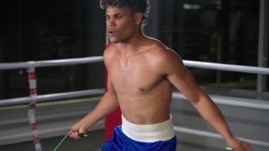 İp atlayan İspanyol bir sporcunun yavaş çekim sahnesi. Dayanıklılık eğitimi için kardiyo çalışması. Boks antrenmanından önce ısınma.