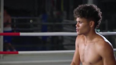 İspanyol bir boksörün yavaş çekim gücü ve ip atlamaya karşı dayanıklılığı artıyor. Sporcu yorgun ama antrenmana devam ediyor.