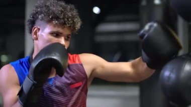 Genç profesyonel boksör eğitim merkezinde, güçlü afro adamın portresi, dövüş ve boks müsabakalarına hazırlanıyor.