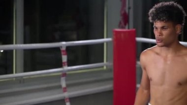 Afro-Amerikalı sporcu antrenmandan önce vücudu ısıtıyor, ip atlıyor, kasları güçlendirmek için spor yapıyor ve rekabete hazırlanıyor.