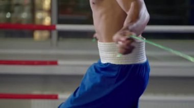 Afro-Amerikalı sporcu, yarışmadan önce sıkı antrenman yapıyor. İp atlama, boksör ya da kaslı, eğitimli kolları ve gövdesi spor salonunda.