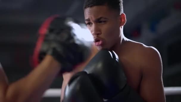 Спаринги Двох Чорних Боксерів Тренувальному Центрі Молоді Хлопці Практикують Атаку — стокове відео