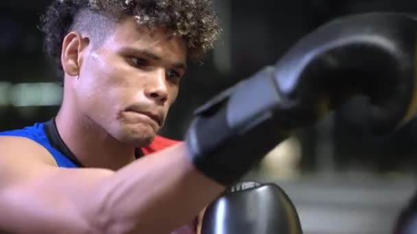 Fotografía Cámara Lenta Joven Boxeador Hispano Entrenando Para Una Pelea — Vídeos de Stock