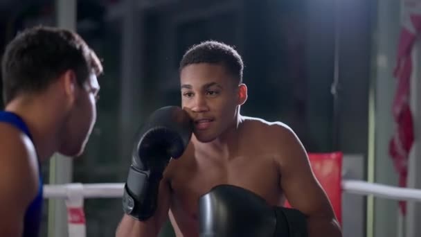 Tiro Câmera Lenta Jovem Boxeador Hispânico Praticando Com Treinador Usando — Vídeo de Stock