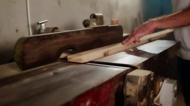 Marangozluk atölyesinde tahta işleme, öğütme makinesi, mobilya fabrikası, el yapımı ya da hobi, erkek usta mobilya yapıyor.