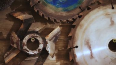 Ahşap işçiliği için eski paslı ve kirli bıçaklar, marangozluk için dairesel testere makinesinin ayrıntıları, kereste kesmek ve öğütmek için metal bıçaklar, katalog atölyesinde yakın görüş