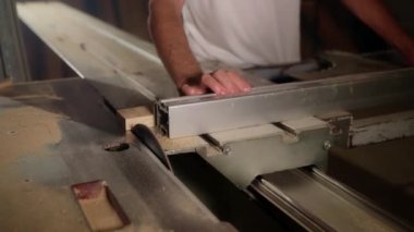 Bir marangozun mobilya yapmak için mükemmel ahşap tahtalar yaptığı yavaş çekim. Profesyonel ekipman ve ahşap işçiliği araçları
