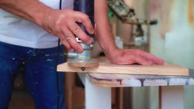 marangozlukta ahşap işçiliği, usta marangoz ahşap tahtayı elle cilalıyor, marangozluk ustası atölyede ahşap detaylarını öğütüyor, yakın görüş