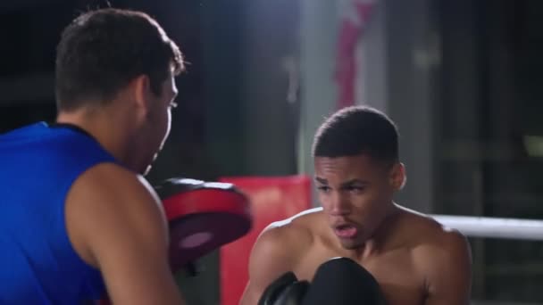 Zpomalený Záběr Mladého Latinskoamerického Boxera Který Pracuje Trenérem Trénuje Hity — Stock video